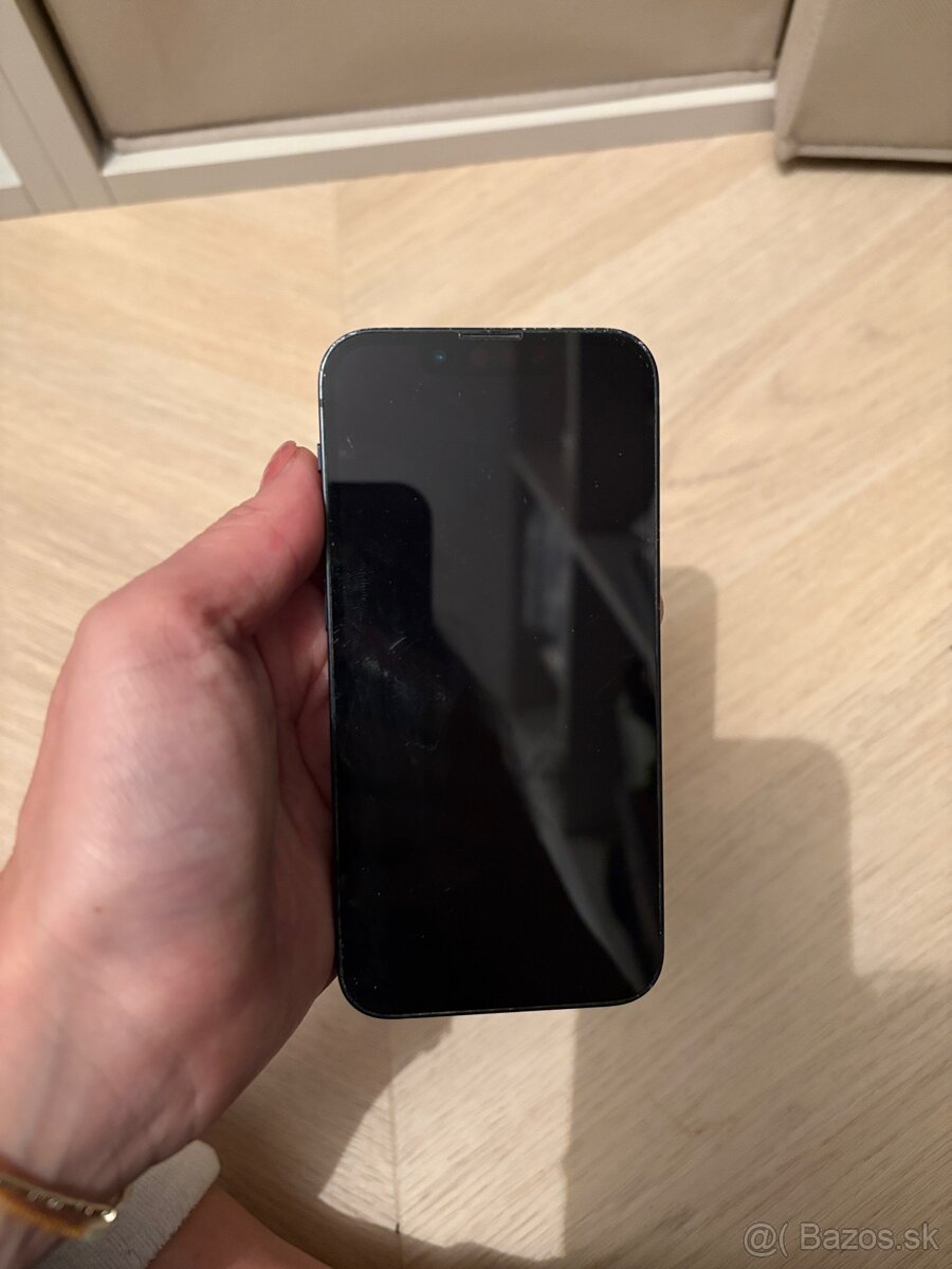 Cierny iphone 13 mini so sluchadkami a nabijackou - 2