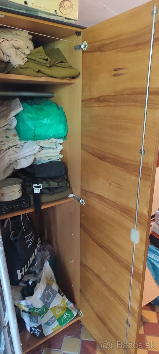 Vysoká staršia skriňa - 2