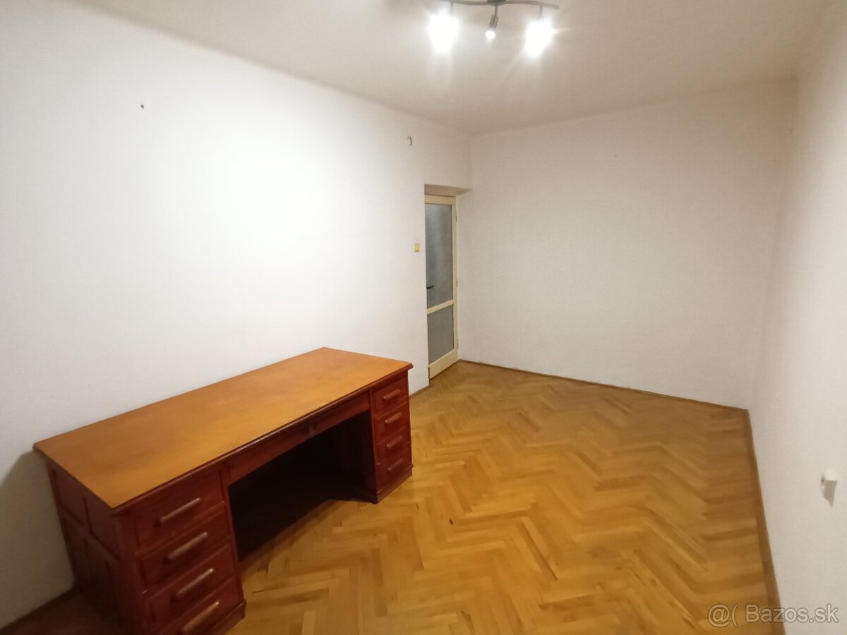 Na predaj: 3-izbový tehlový byt – Komárno - 2