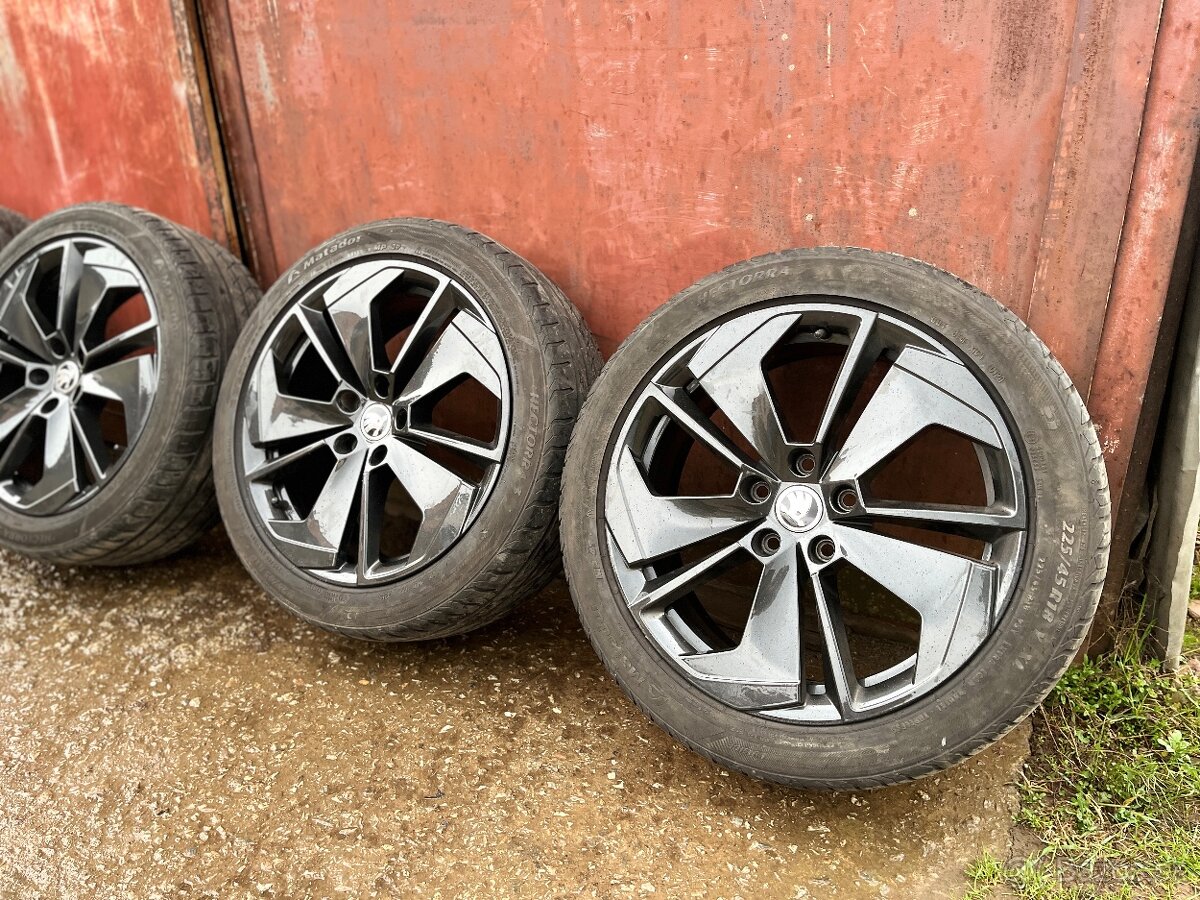 Letná sada octavia 4 5x112 r18 - 2