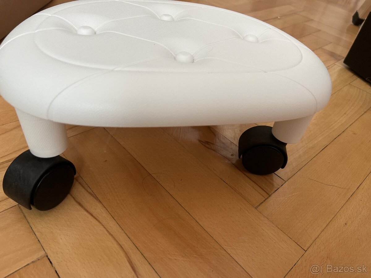 Úplne nová mala stolička na kolieskach - 2