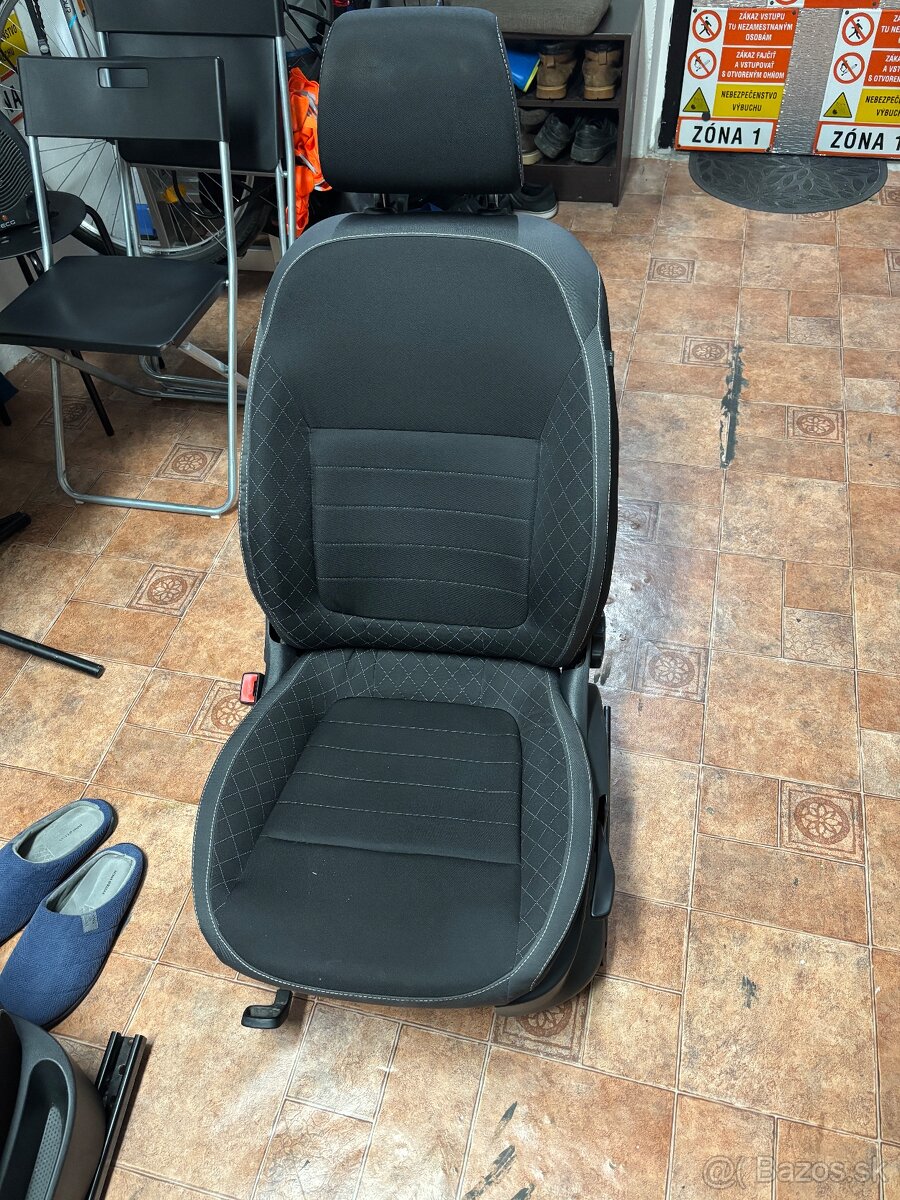 Skoda Fabia Mk3 predne sedadlá - 2