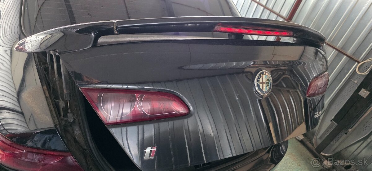 Predam kridlo na Alfa Romeo 159 sedan - 2