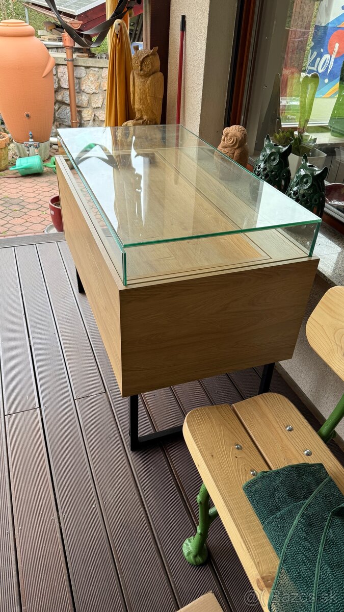 Presklená vitrína s úložným priestorom - 2