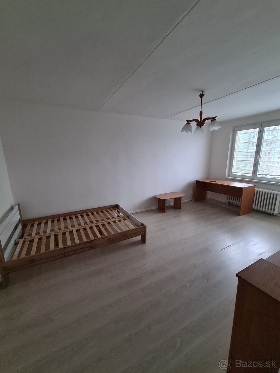 REZERVOVANÉ Prenájom veľkého 1-izbového bytu - 2
