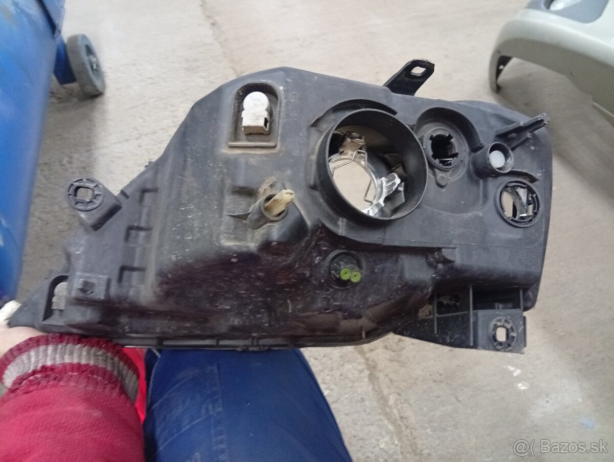 Svetlo Dacia logan - 2