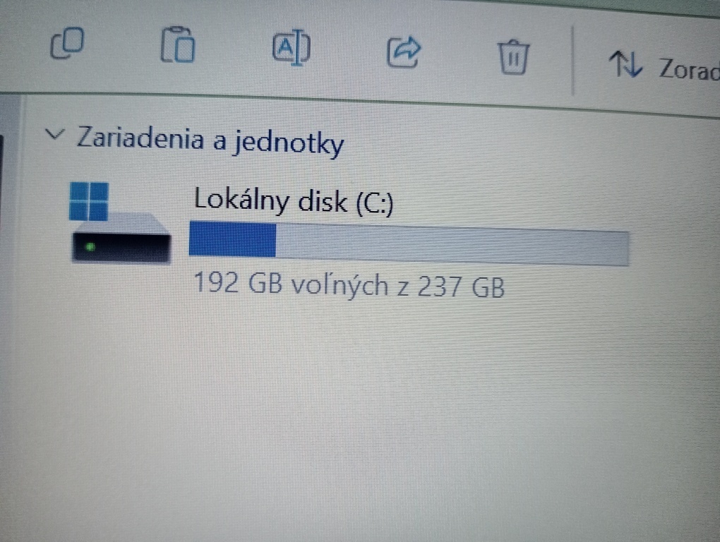 predám Lenovo V330 , Intel core i5 , 8gb ram , ssd - 2