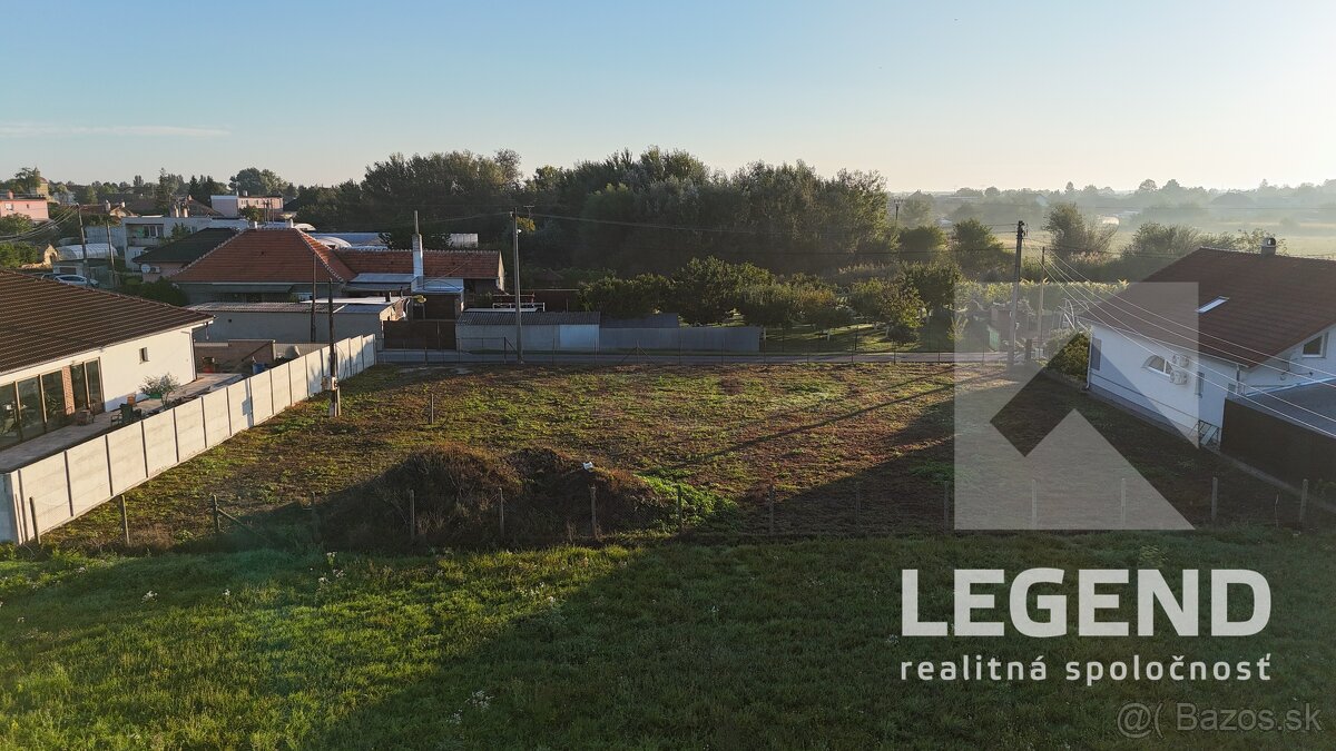 Stavebný pozemok Nesvady, 589 m2, malá tichá ulička - 2