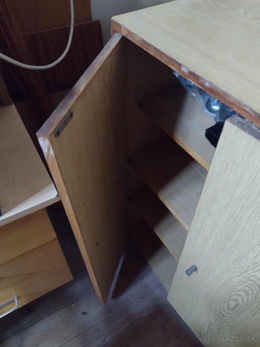 Drevená policová skrinka - 2