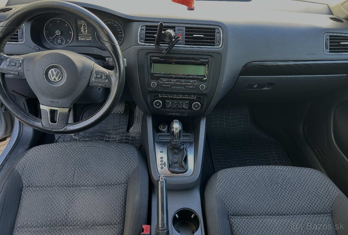 Volkswagen Jetta - 2