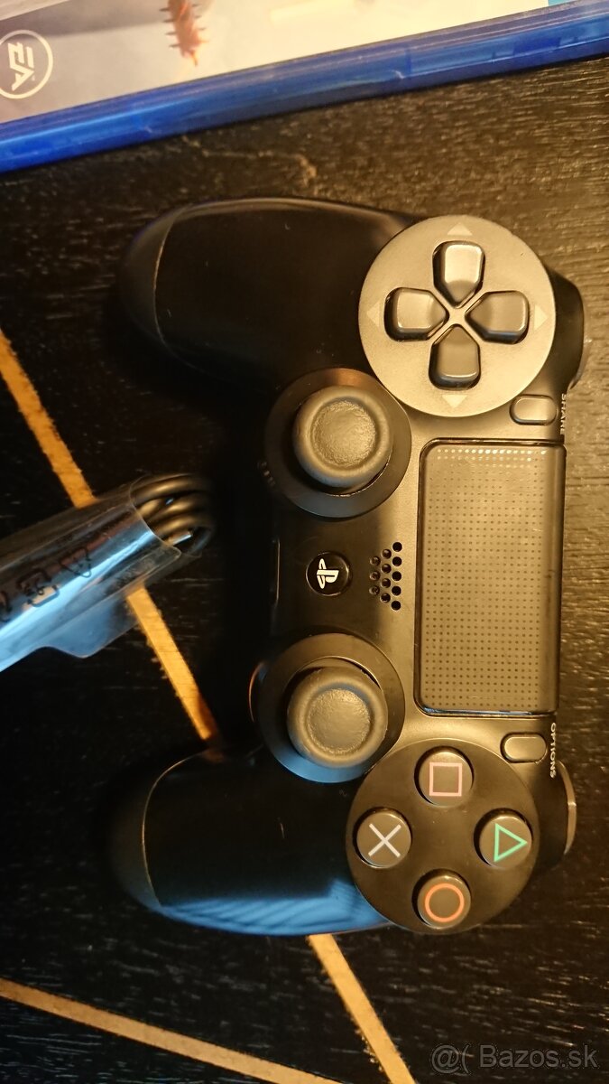 PS4 pro 1TB 12.52 s hrami - 2