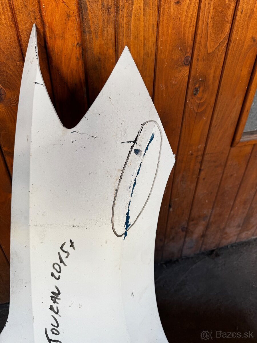 VW Touran 2015- pravý blatník - 2