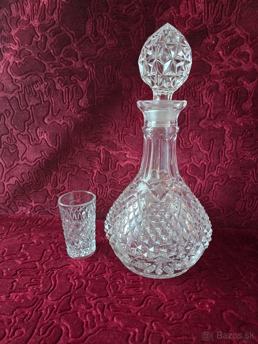 Karafa a poháriky. - 2