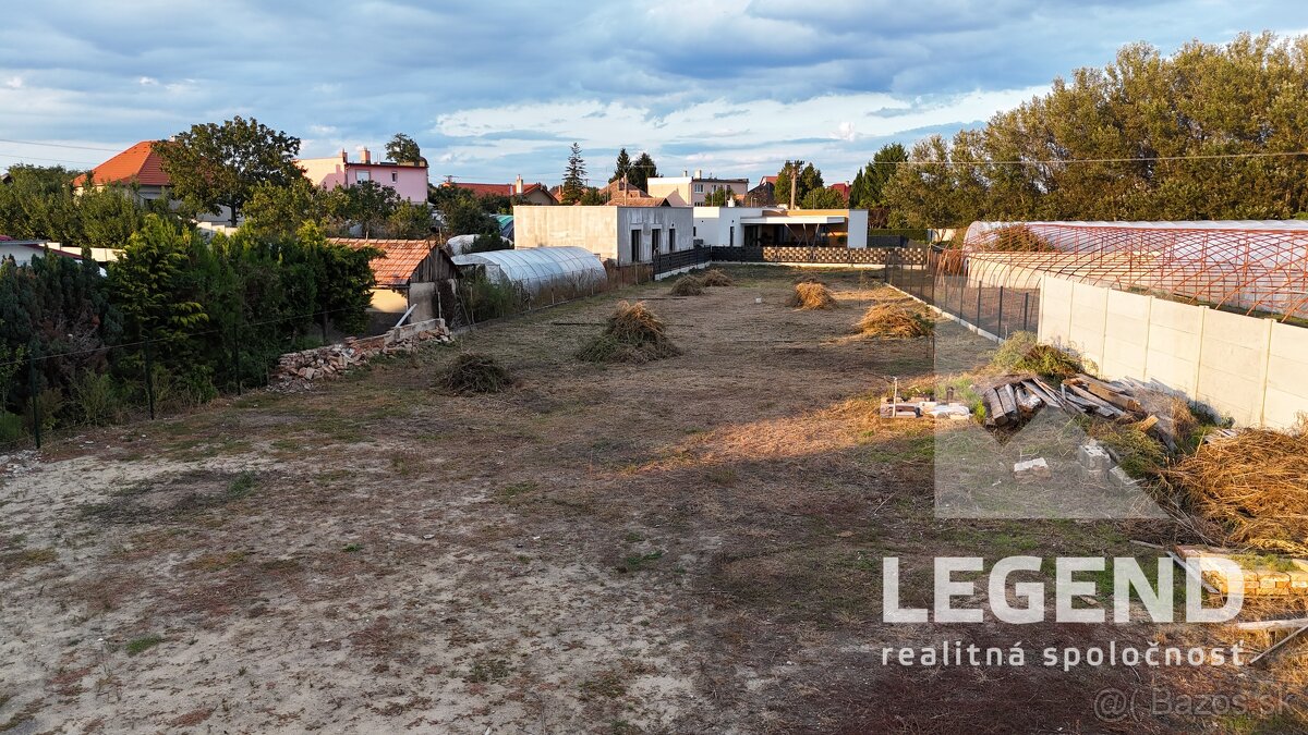 Stavebný pozemok Nesvady, 1.234 m2, tichá ulička, garáž - 2