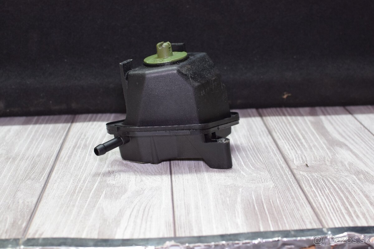 Nádobka na servo olej - 2