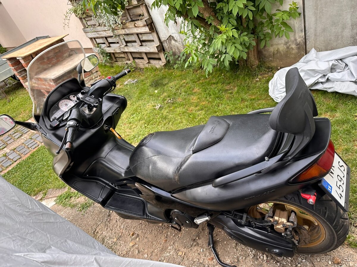 Yamaha Tmax r.v. 2001 - momentálne nepojazdná. - 2