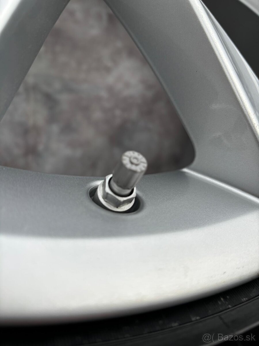 Zimní originální sada alu Škoda Superb 235/45R18 - 2