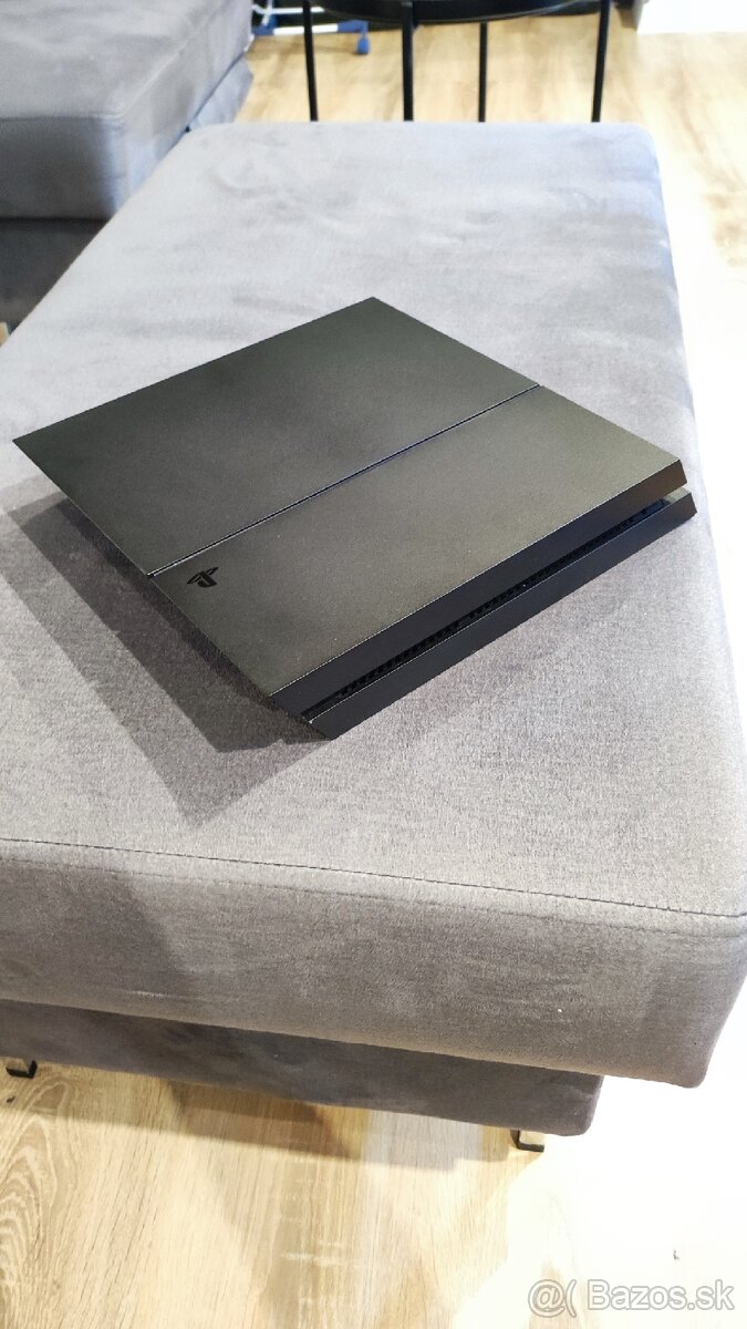 PS4 + 2x dualshock + 2x move + stojan - 2