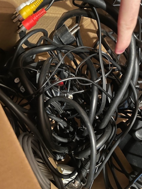 Predám krabicu plnú káblov – mix rôznych typov - 2