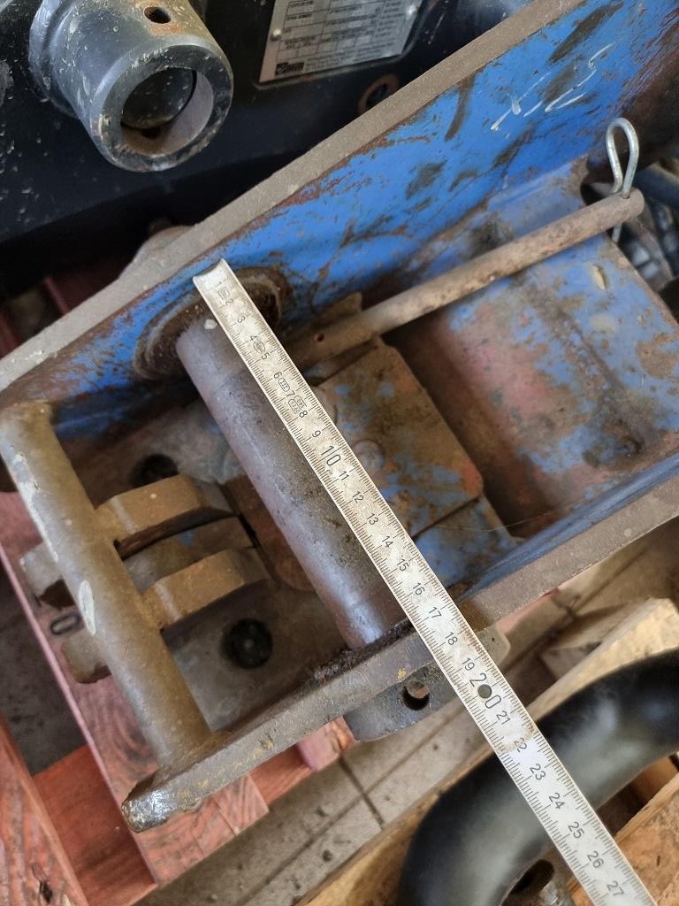 Prodám sadu pro JCB - rychloupínák + 4 lžíce - 2