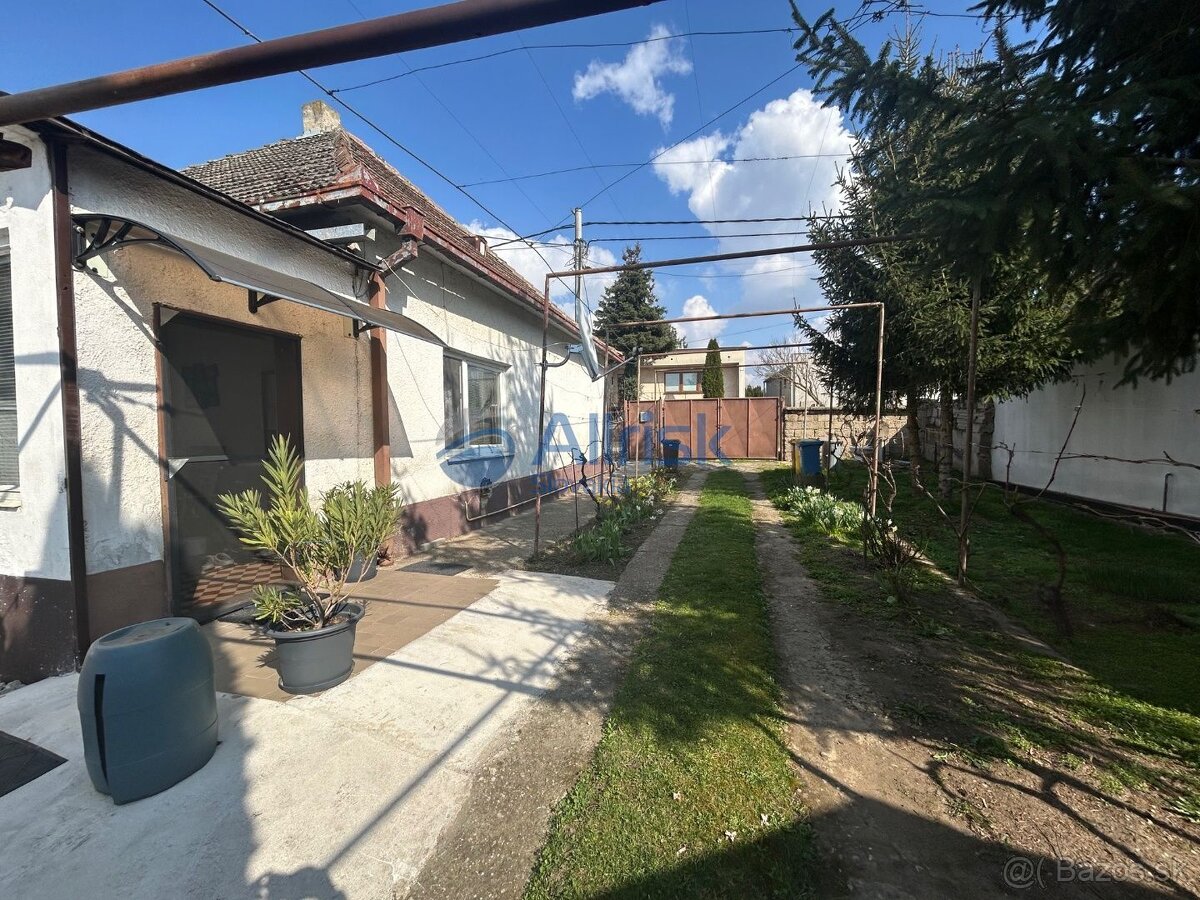 Starší zachovalý rodinný dom v tichej ulici v obci Hájske - 2