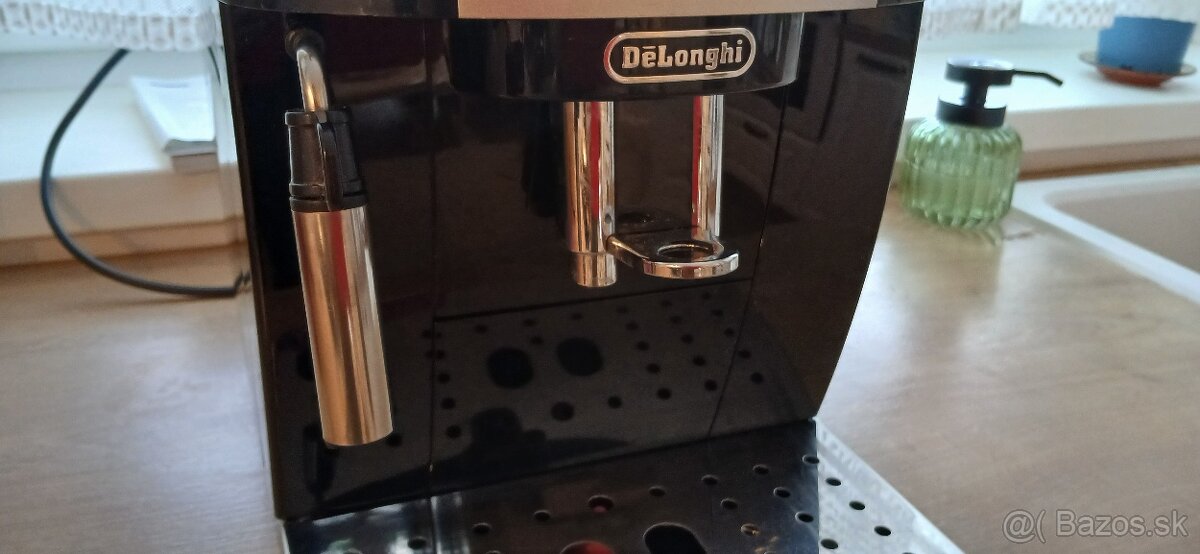Automatický kávovar De'Longhi Magnifica S Ecam 22.112 B čie - 2