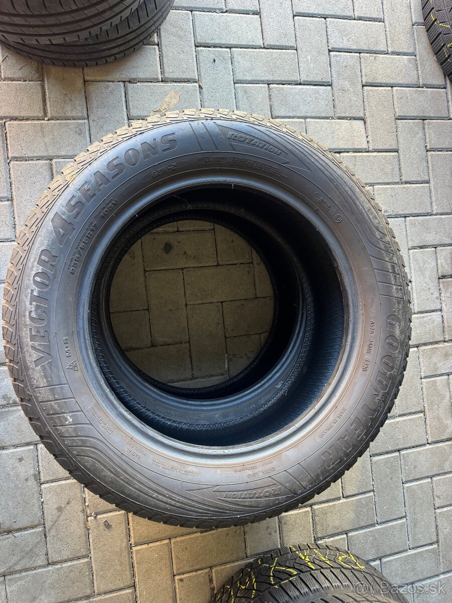 235/55R17 Goodyear - 2
