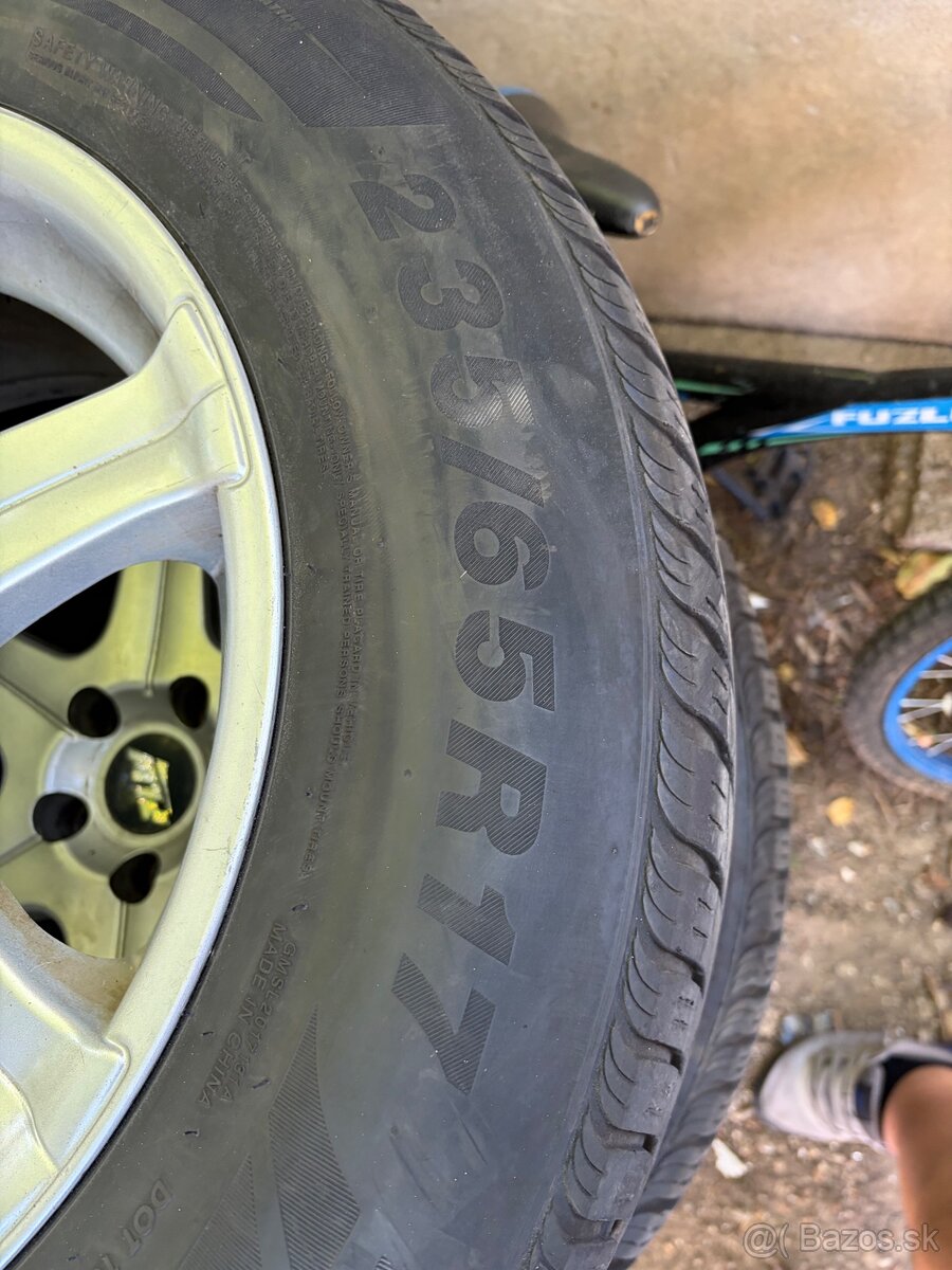 235/65 r17 - 2
