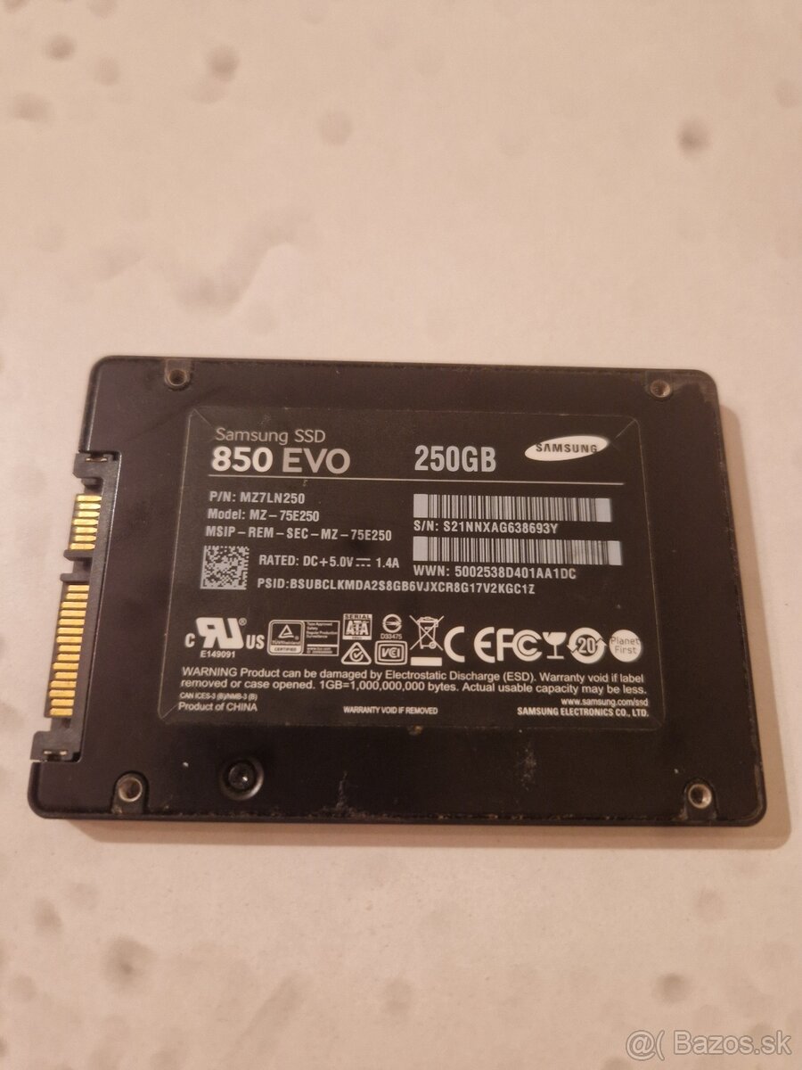 3x Kusy 250 GB SSD + Adapter - 2