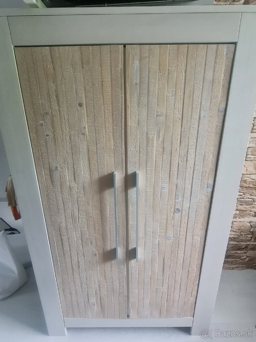 Skriňa a komoda z dreva. - 2