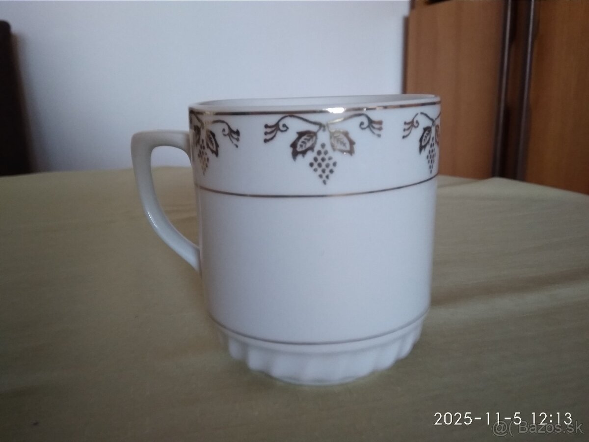 Retro hrnek se zlatým dekorem, - 2