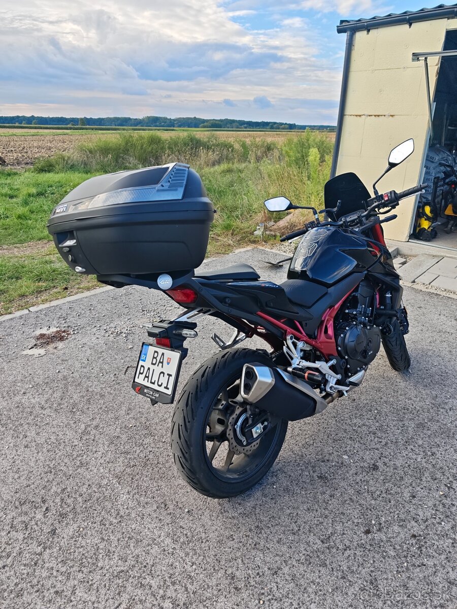 Predam Hondu CB750 Hornet 2023 - 3700Km - 2