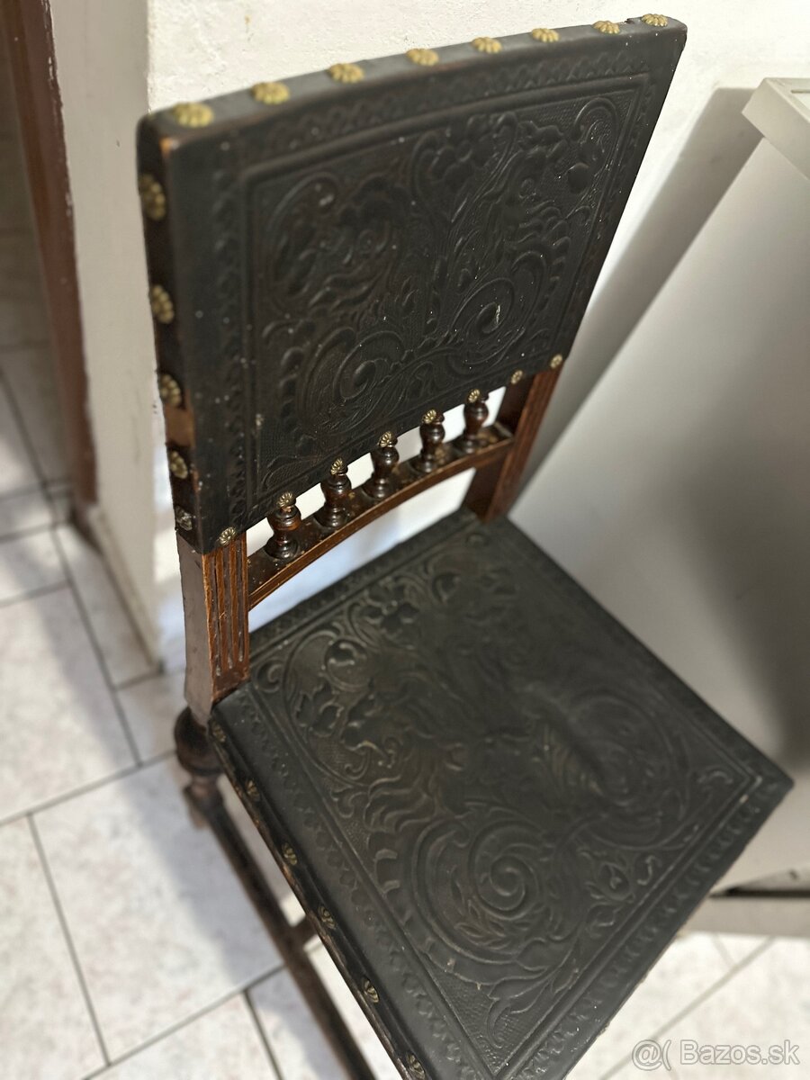 Historická drevená stolička - 2