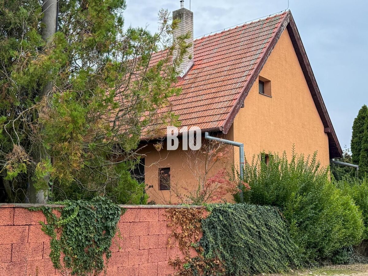 Priestranný rodinný dom s garážou na veľkom pozemku v obci V - 2