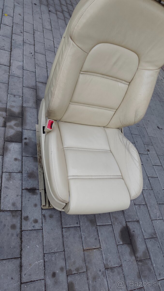 Sedačka Audi A8 D3 - 2