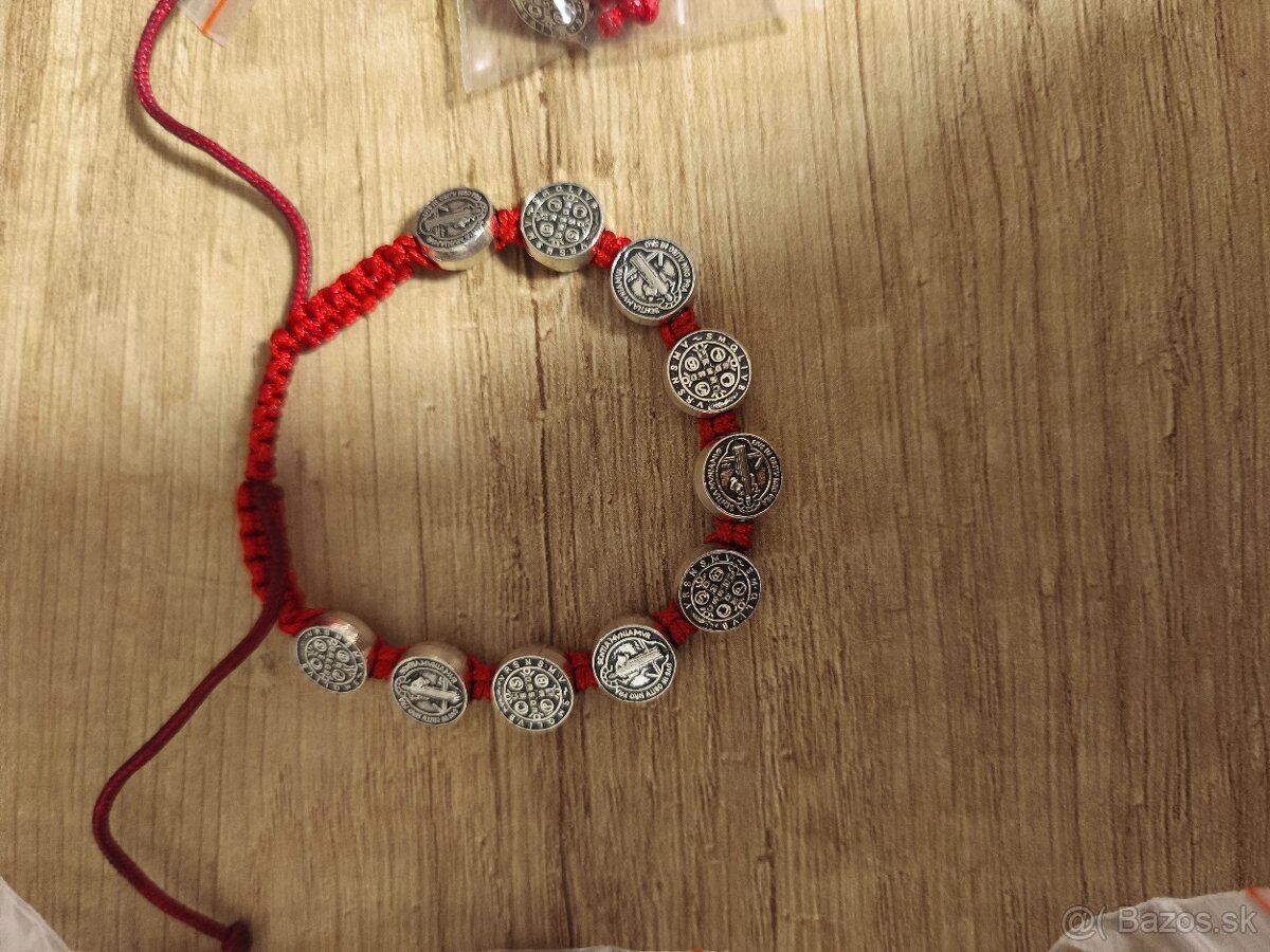 Náramok červený 10 medailí (benediktínske) - 2