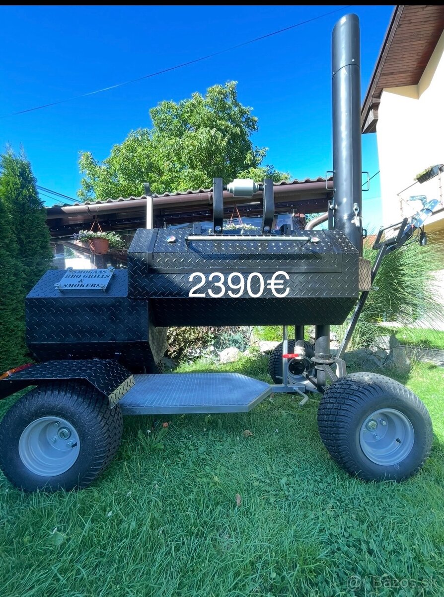 Gril lokomotíva s udiarňou. - 2