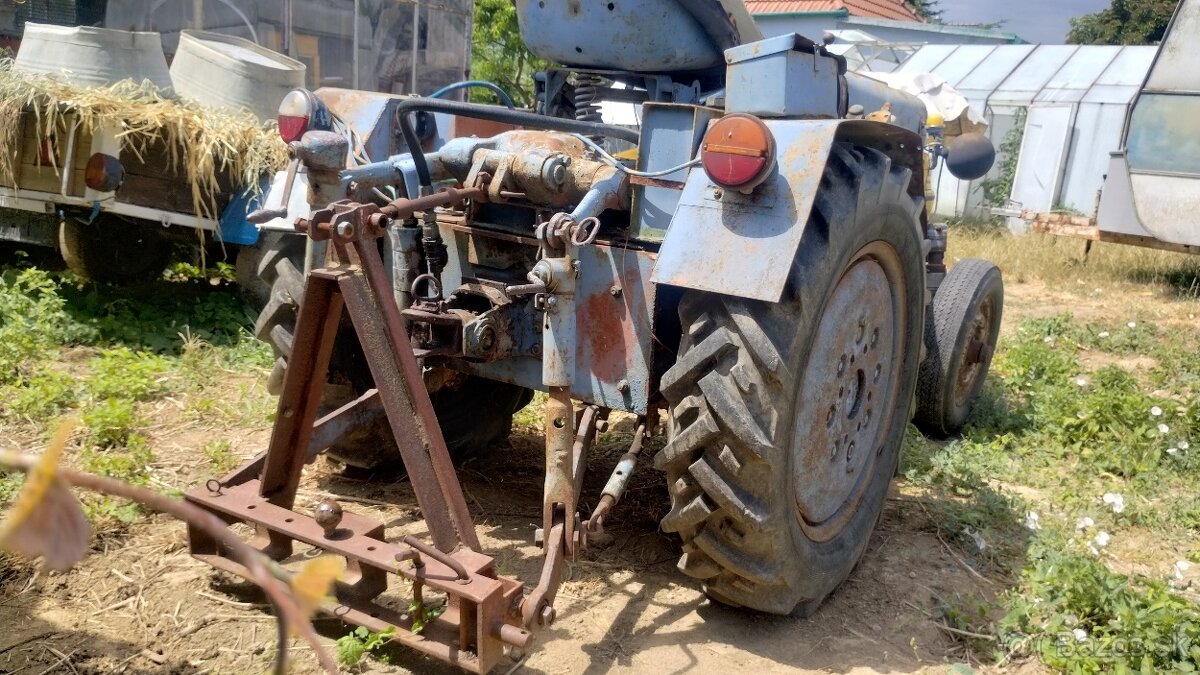 Traktor z náradím - 2