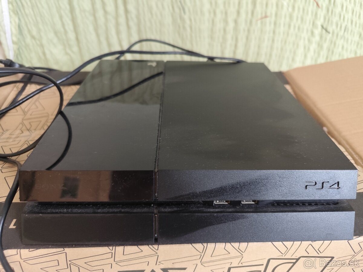Predám PS4 - 2