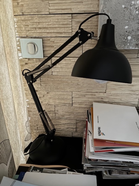 Stolná lampa s LED v retro čiernom dizajne - 2