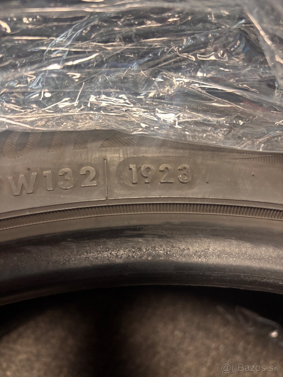 255/40r21 - 2
