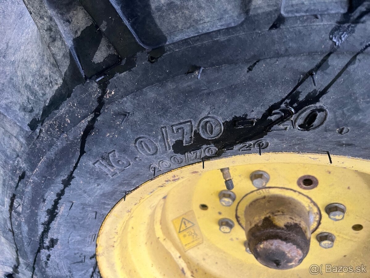 Predám disky aj Pneu John deere r20 - 2