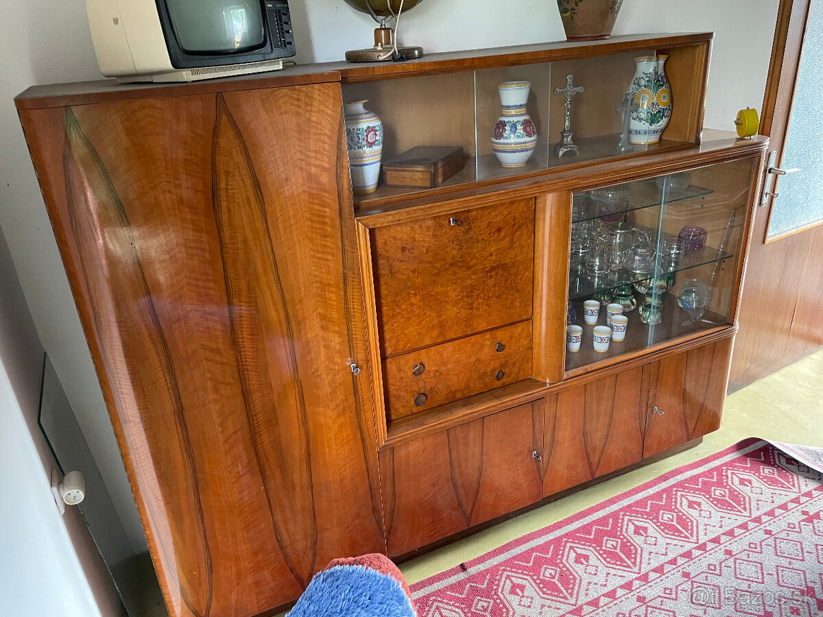 Stary zachovaly sekretar - 2