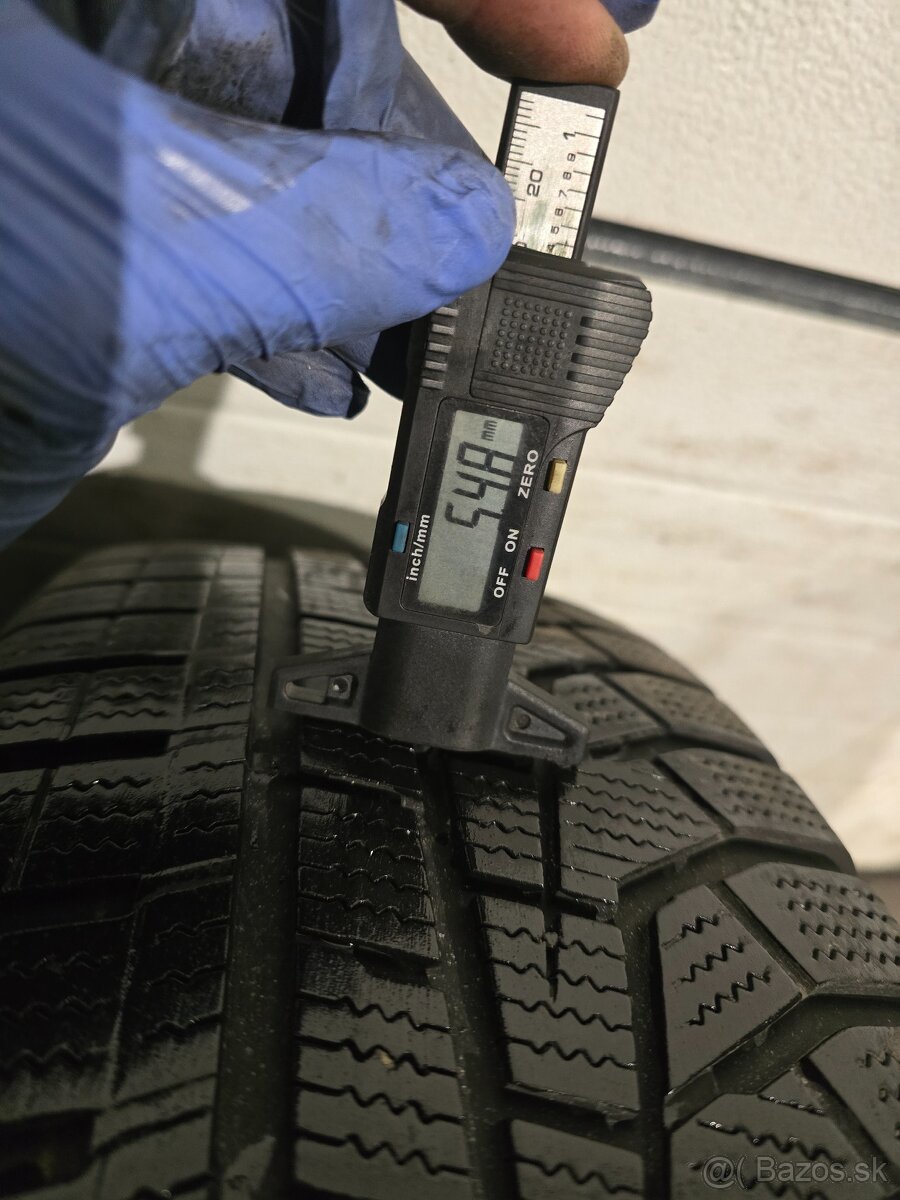 Zimné Pneu Hankook 215/65 R17 - 2