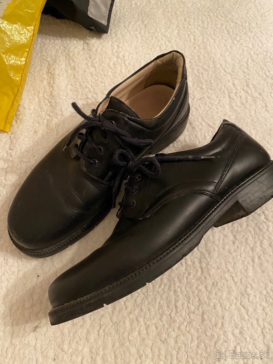 Policajné topánky a kanady - 2