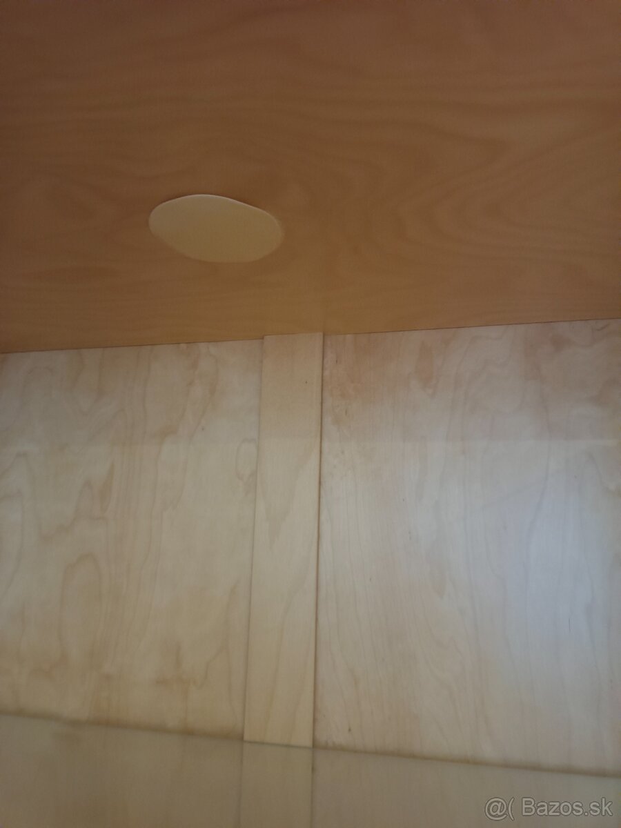 Sklenená policová vitrína - 2