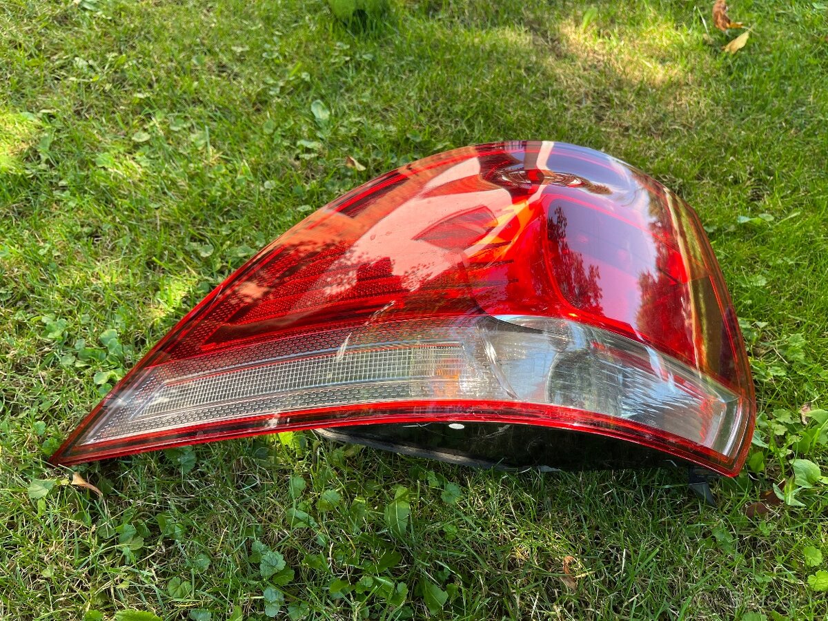 Lave zadne svetlo golf 6 variant - 2