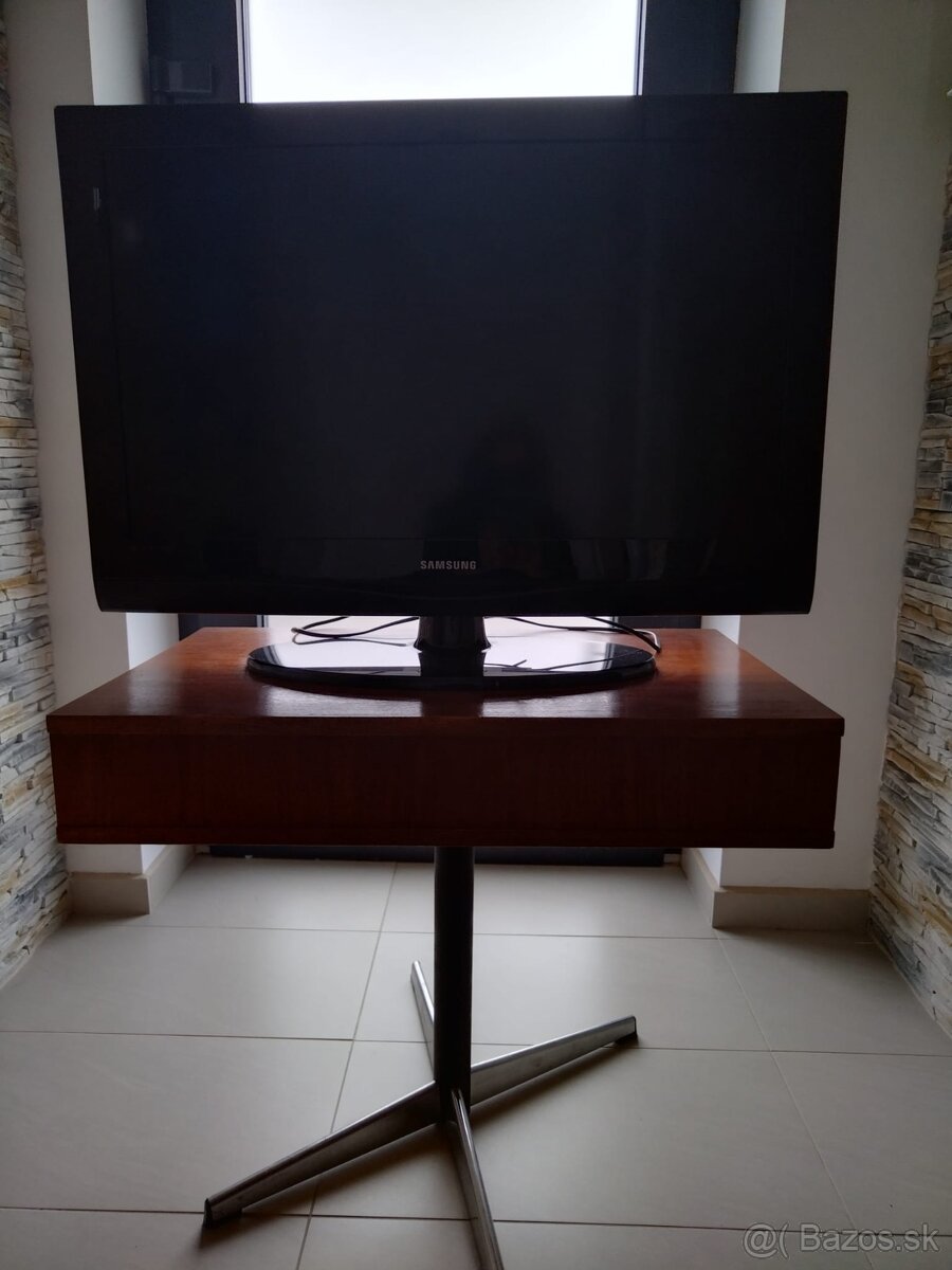 Predam 32" LCD TV/monitor Samsung LE32C350 - 2