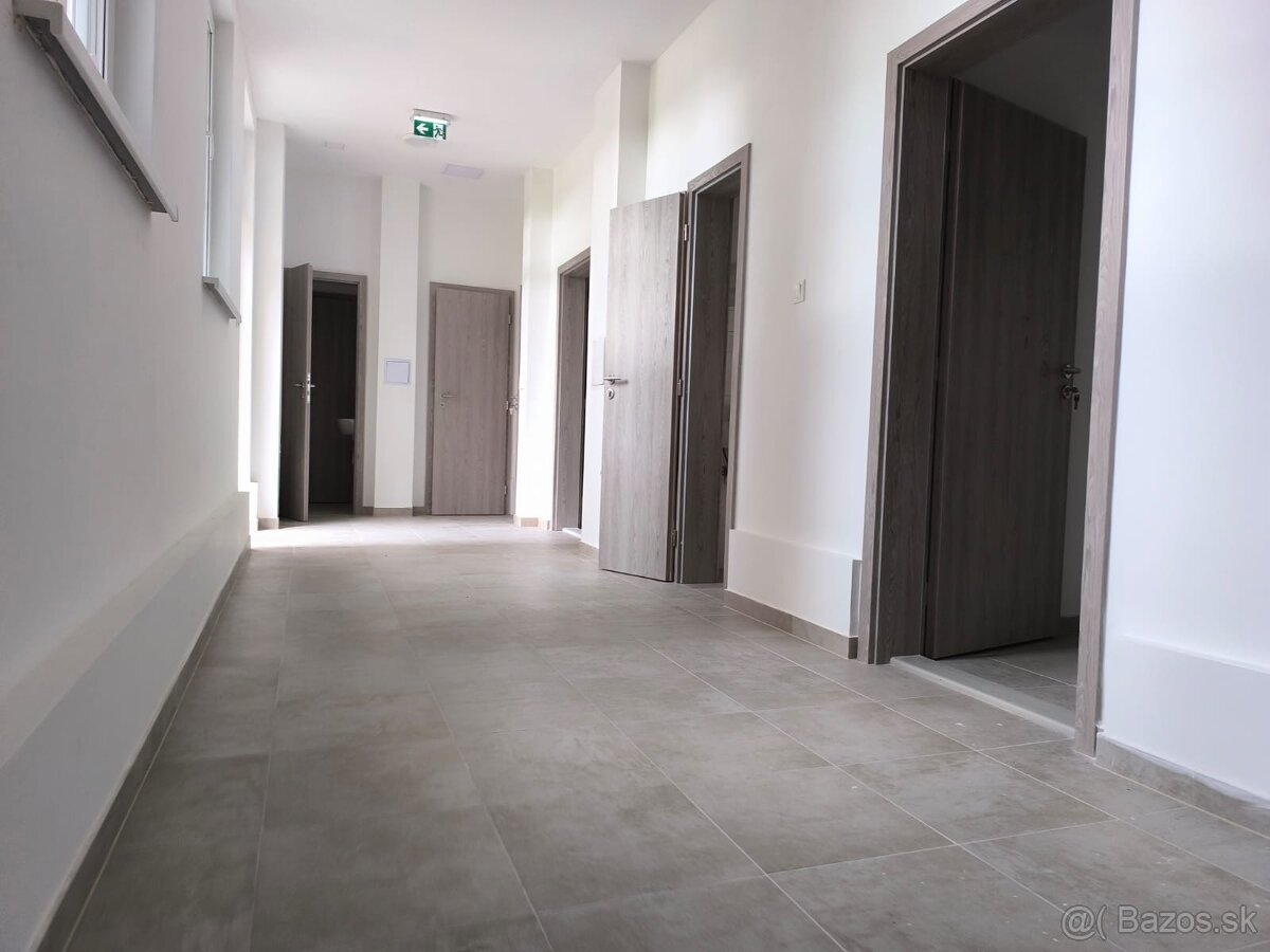 Priestor vhodný pre dve ambulancie na predaj v centre obce - 2