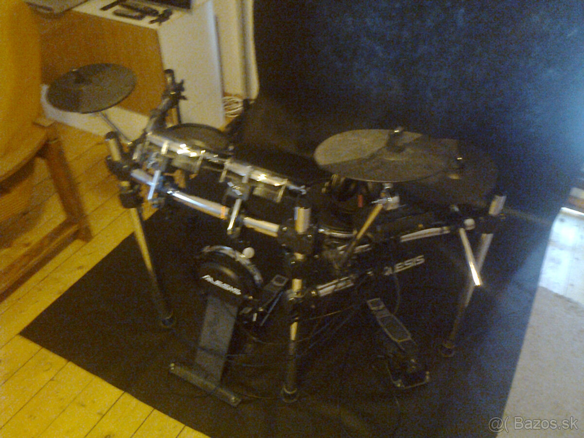 Elektricke bubny + sluchadla a stolica - 2